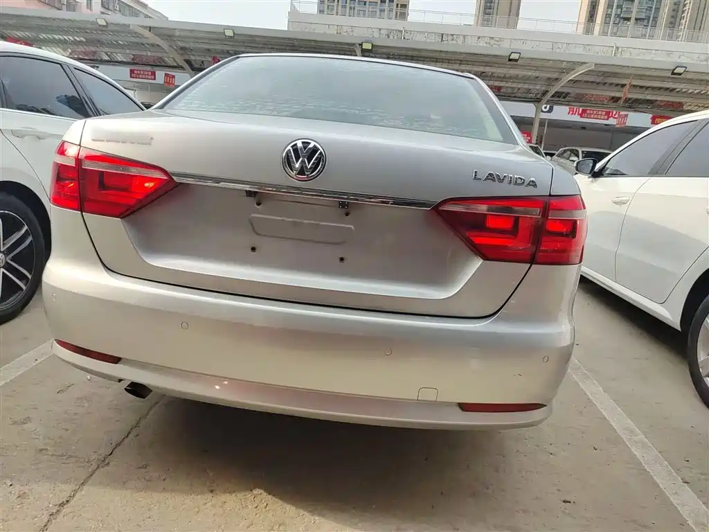 Volkswagen Lavida 2013 Facelift Classic 1.6L Automatic Comfort фото 5