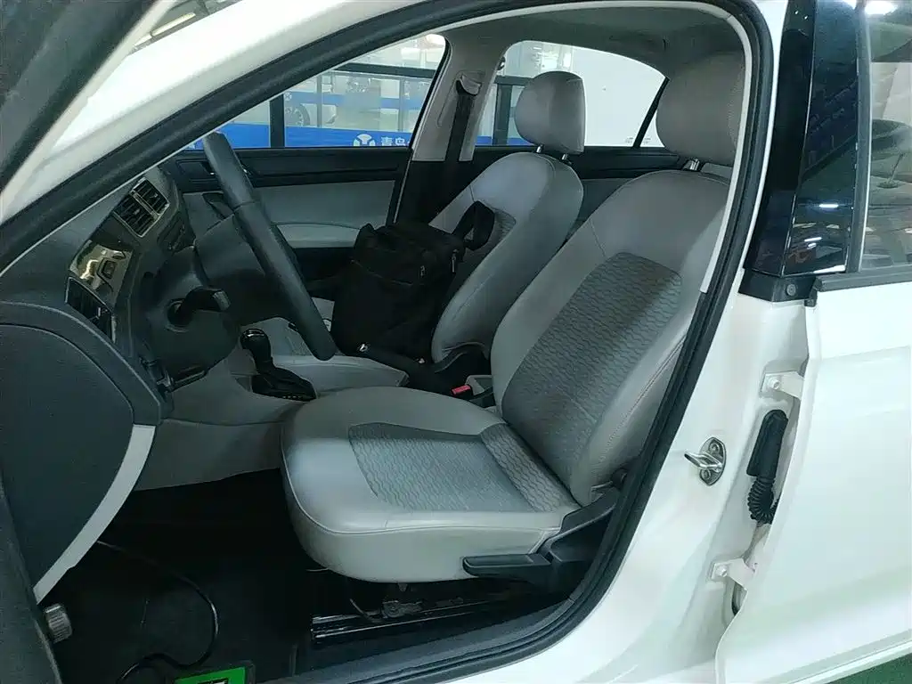 Škoda Rapid 2016 1.6L Automatic Pioneer Edition фото 7