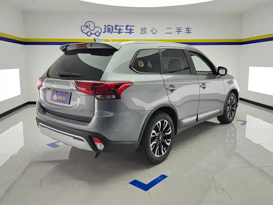 Mitsubishi Outlander 2020 2.0L 2WD Premium 5-seater фото 3