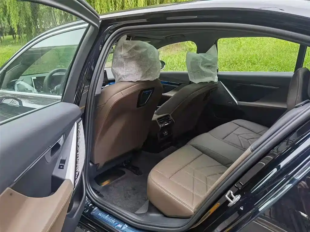 BMW 5 Series 2024 530Li Leading M Sport Package фото 17
