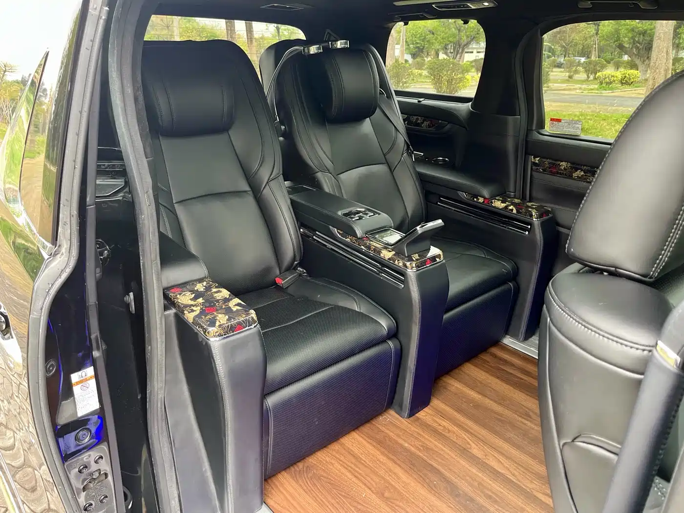 Toyota Alphard 2018 3.5L Luxury фото 12