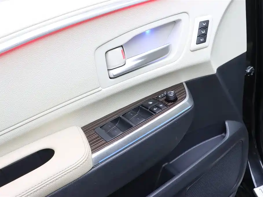 Toyota Granvia 2022 2.5L Hybrid Premium Edition фото 12