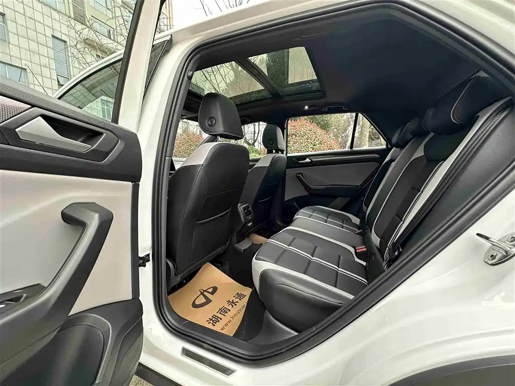 VOLKSWAGEN T-ROC EXPLORING SONGS