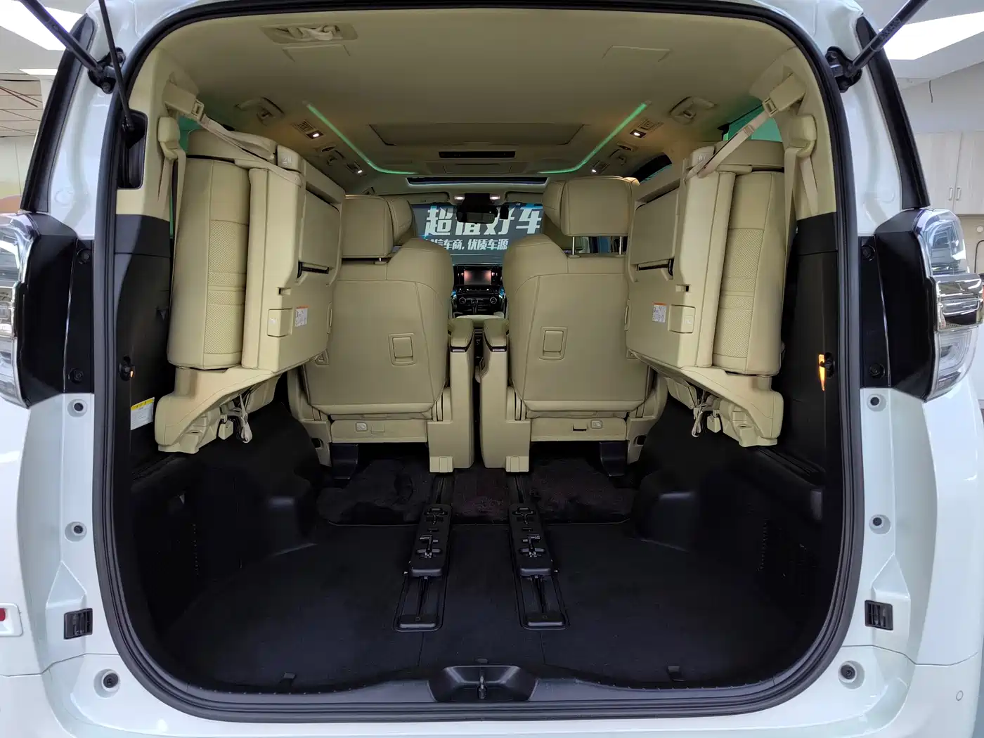 Toyota Vellfire 2019 Hybrid 2.5L HV Premium Edition фото 26