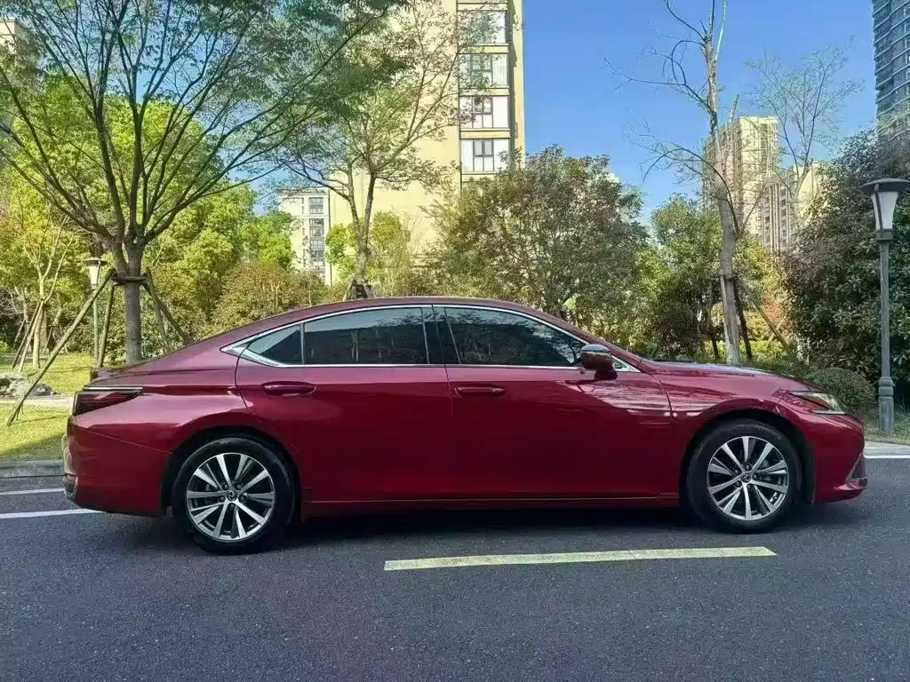 Photo 5 - Lexus ES