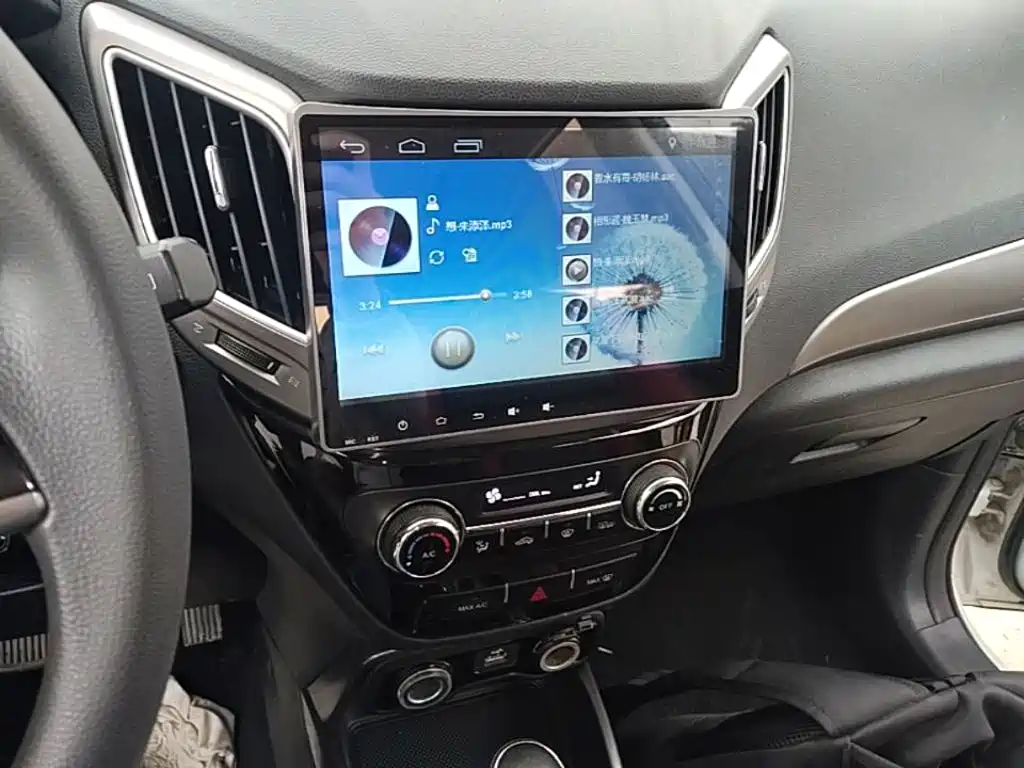Фото 9 - Changan CS15