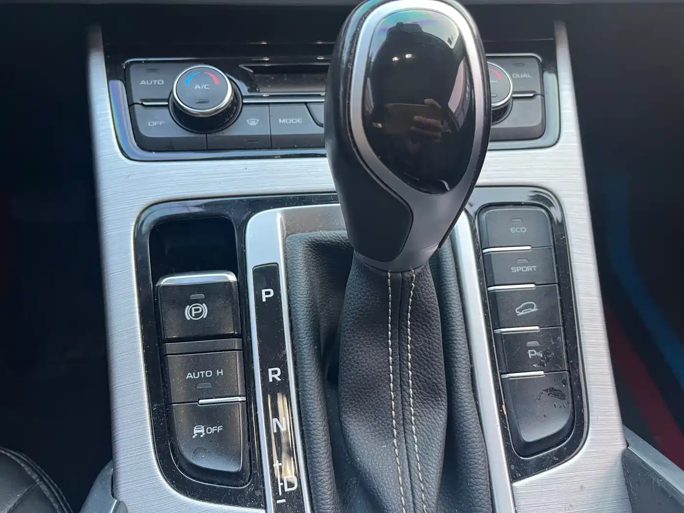 Фото 15 - Geely Atlas