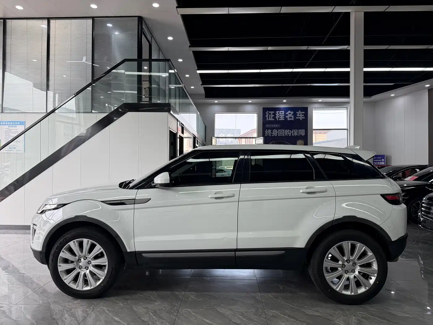 Land Rover Range Rover Evoque 2017 2.0T SE Smart Shine Edition фото 3