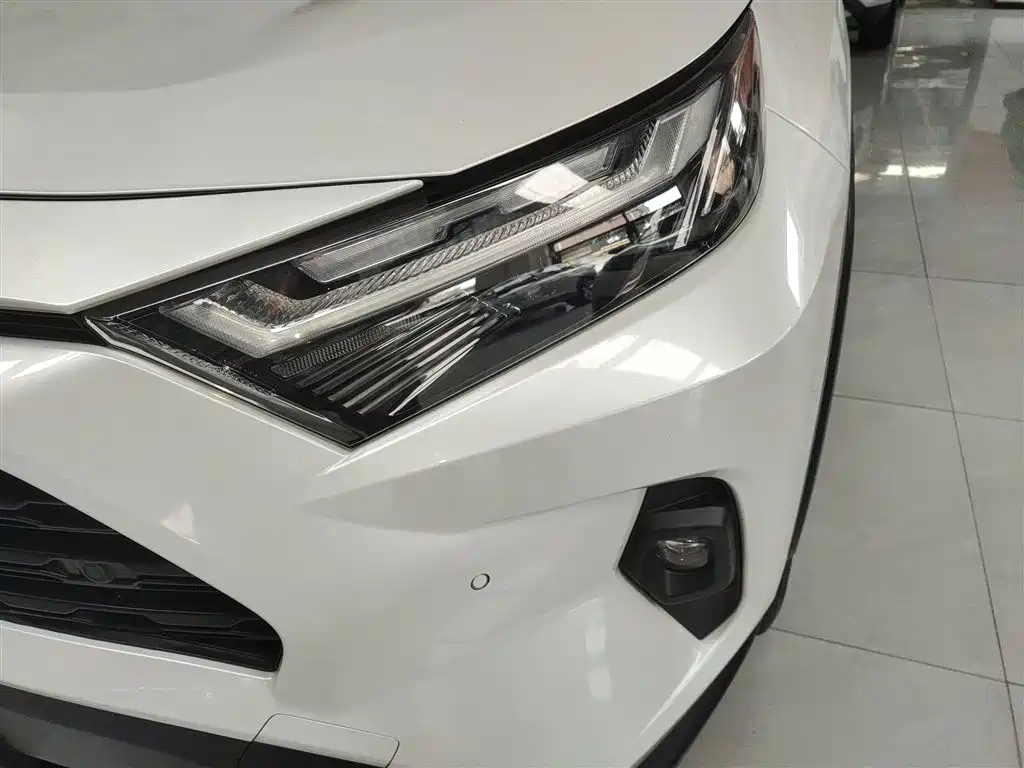 Toyota RAV4 Rongfang 2023 2.0L CVT 2WD 20th Anniversary Platinum Edition фото 24