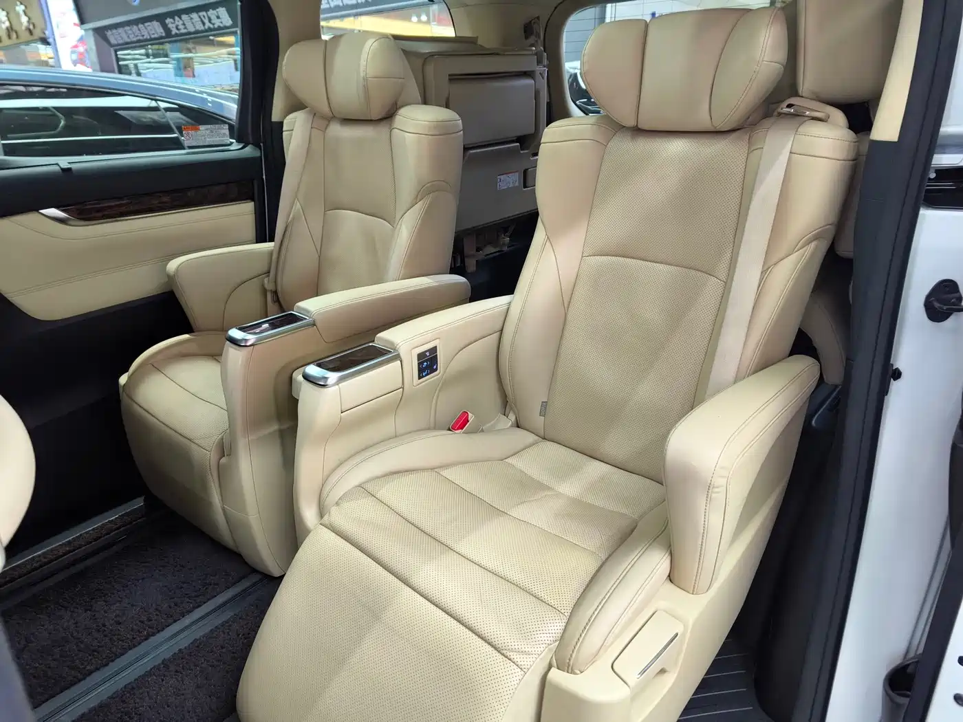 Toyota Alphard 2019 Hybrid 2.5L Luxury фото 18