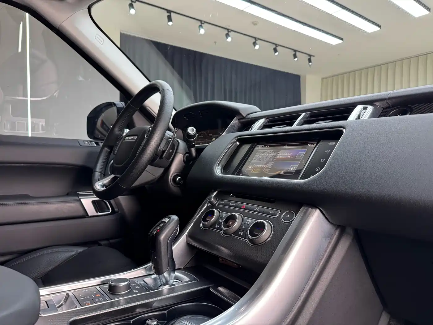 Land Rover Range Rover Sport 2016 Model 3.0 SC V6 HSE DYNAMIC фото 35