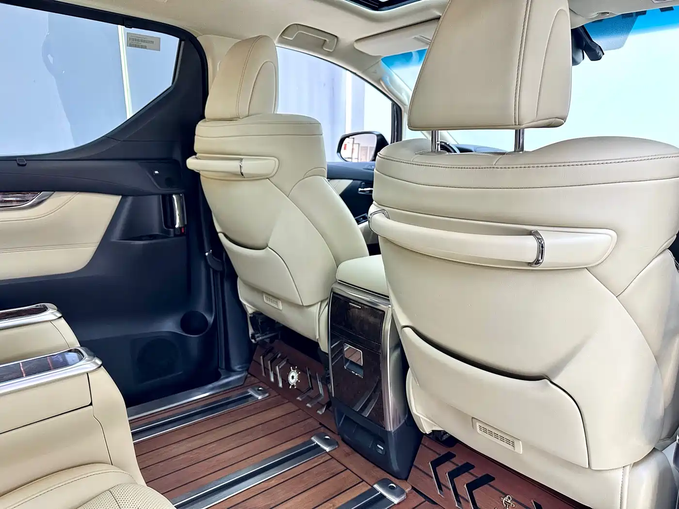 Toyota Alphard 2021 Hybrid 2.5L Luxury фото 11