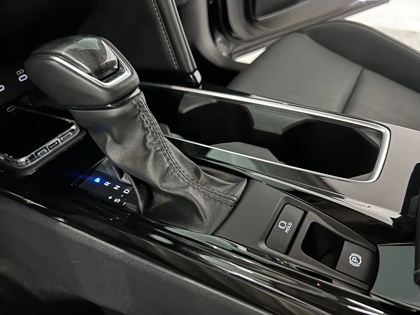 Toyota Camry 2024 2.0GVP Luxury Edition фото 11