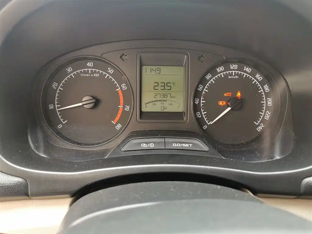 Škoda Fabia 2014 1.4L Manual Crystal Edition фото 9