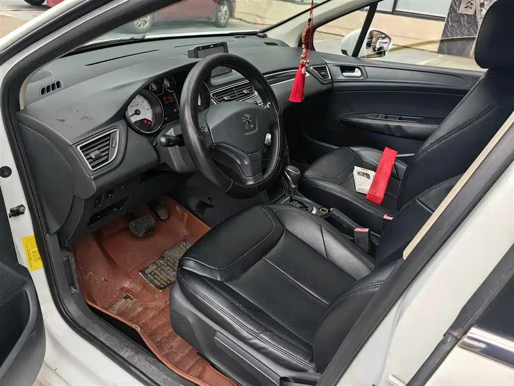 Peugeot 308 2014 Model Joy Edition Classic 1.6L Automatic Superior Style фото 4