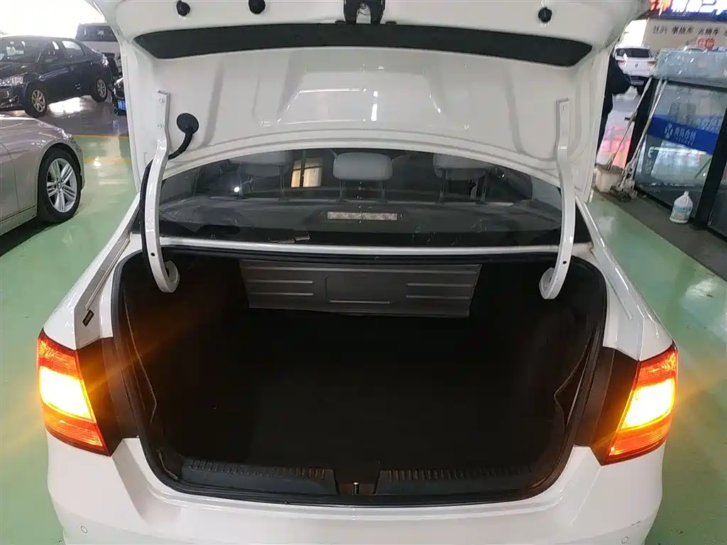Škoda Rapid 2016 1.6L Automatic Pioneer Edition фото 9