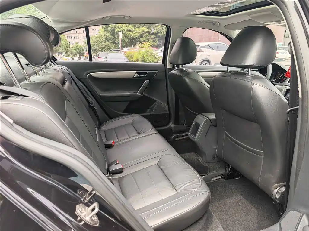 Volkswagen Lavida 2015 1.6L Automatic Comfort Edition фото 16