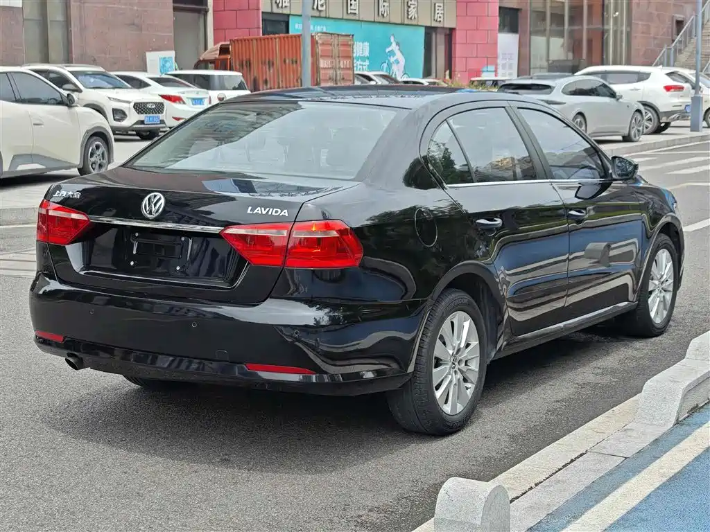 Volkswagen Lavida 2015 1.6L Automatic Comfort Edition фото 13