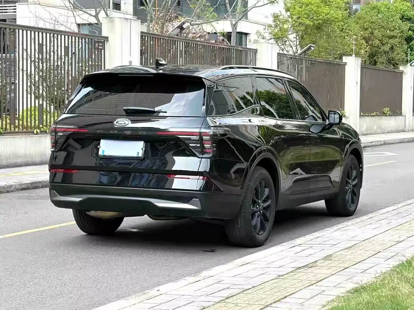 Photo 4 - Ford Edge