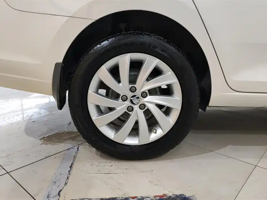 Škoda Rapid 2018 1.6L Manual Comfort Edition фото 6