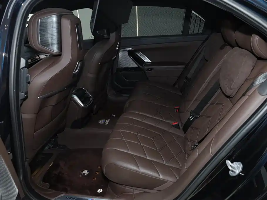 BMW 7 Series 2023 740Li Exclusive M Sport Package фото 18