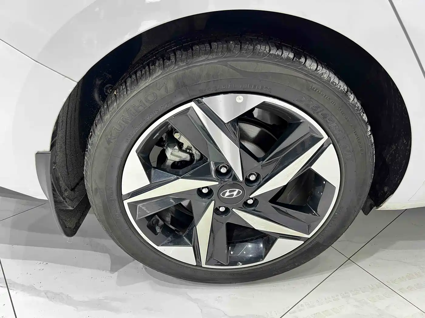 Hyundai Elantra 2022 1.5L CVT LUX Premium Edition фото 19