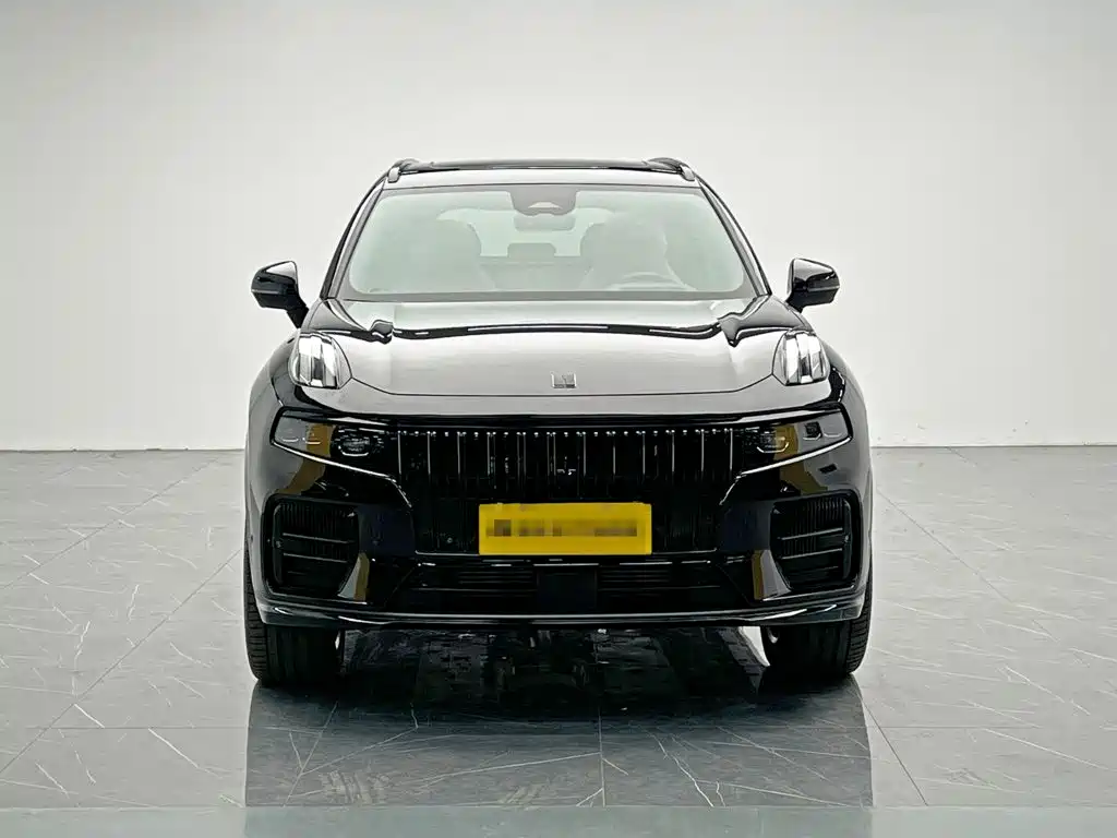 Photo 2 - Lynk & Co 09