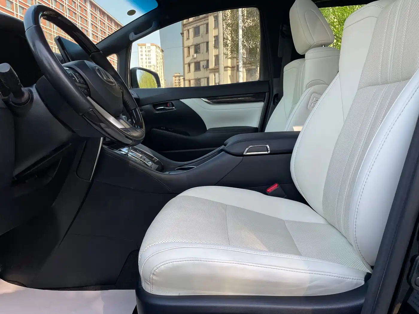Lexus LM 2020 300h Seven-Seater Elegance Edition фото 8