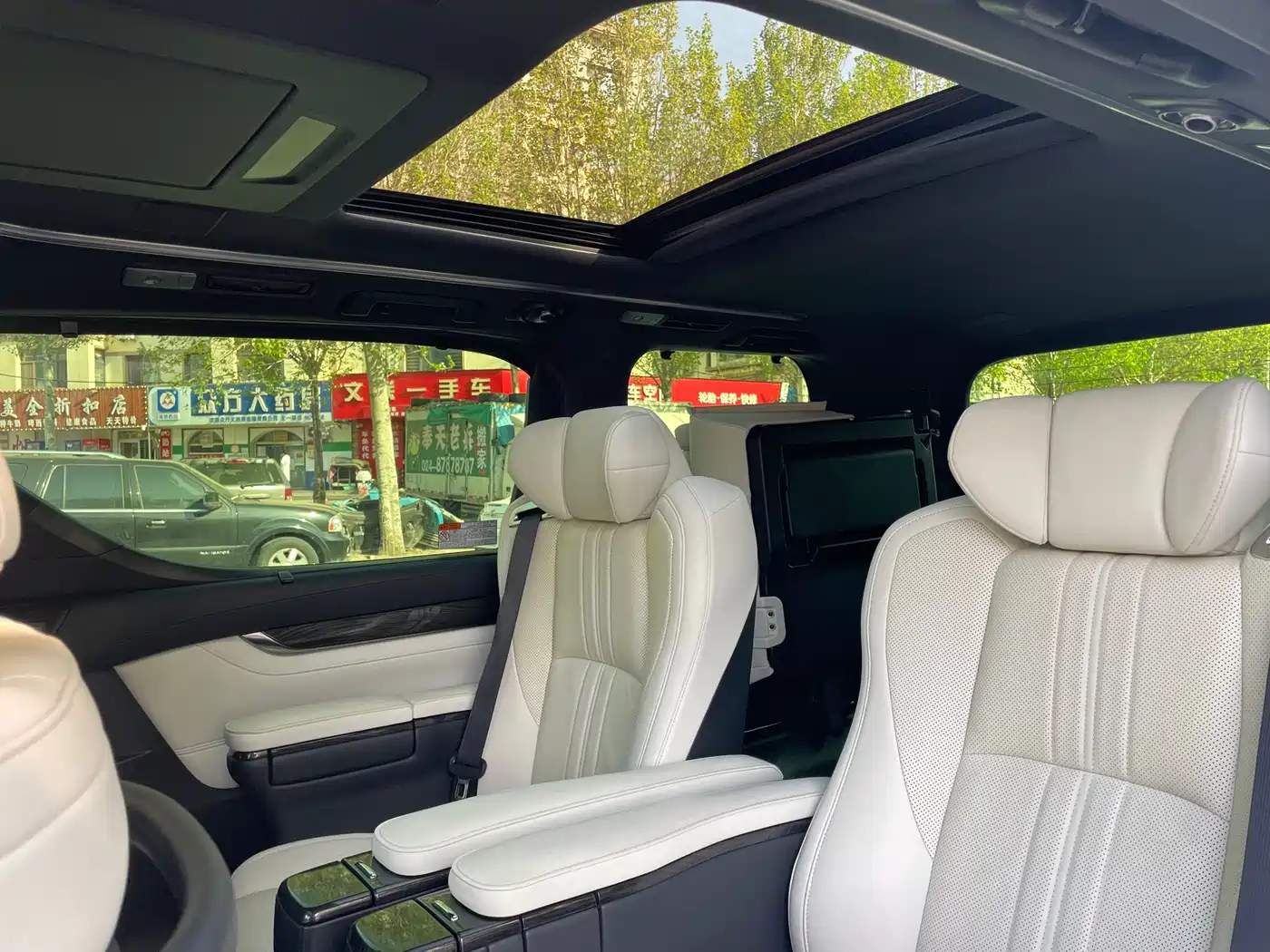 Lexus LM 2020 300h Seven-Seater Elegance Edition фото 17