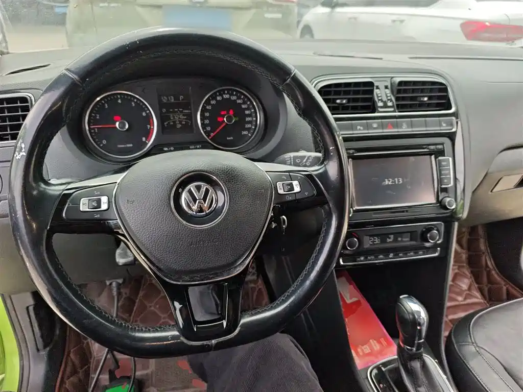 Volkswagen Polo 2014 1.6L Automatic Luxury Edition фото 6