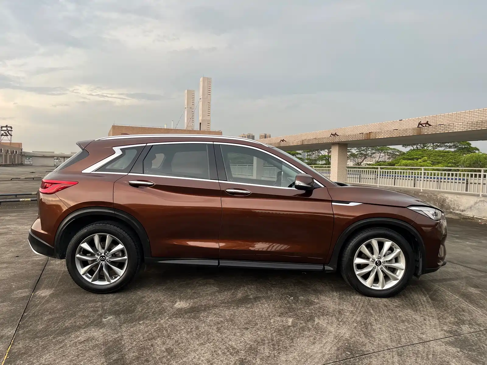 Photo 5 - Infiniti QX50