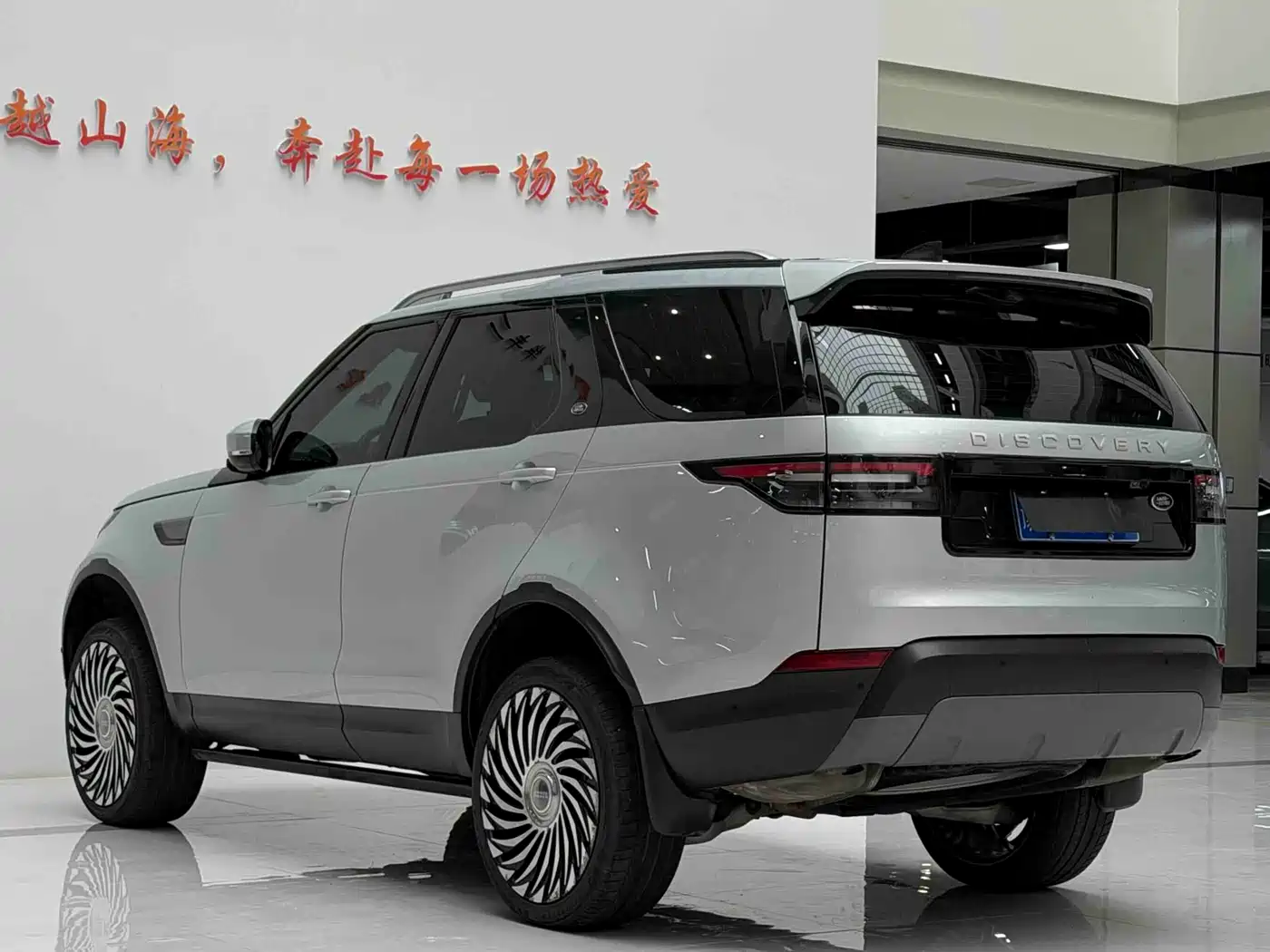 Land Rover Discovery 2018 2.0T SE фото 9