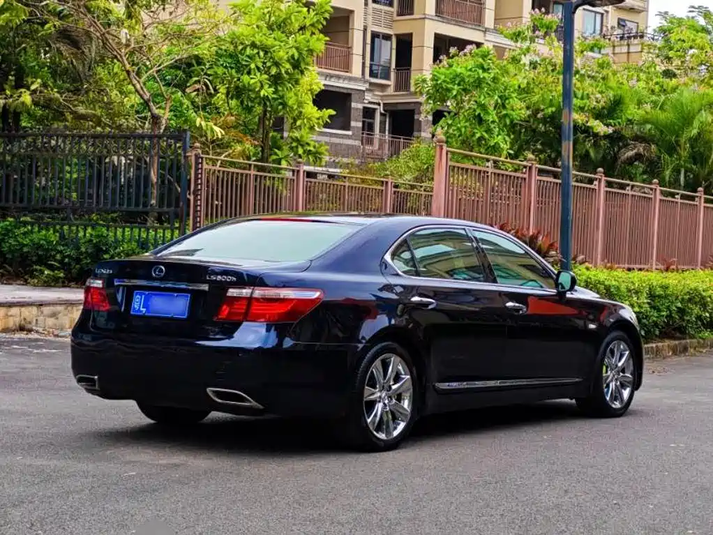 Фото 7 - Lexus LS