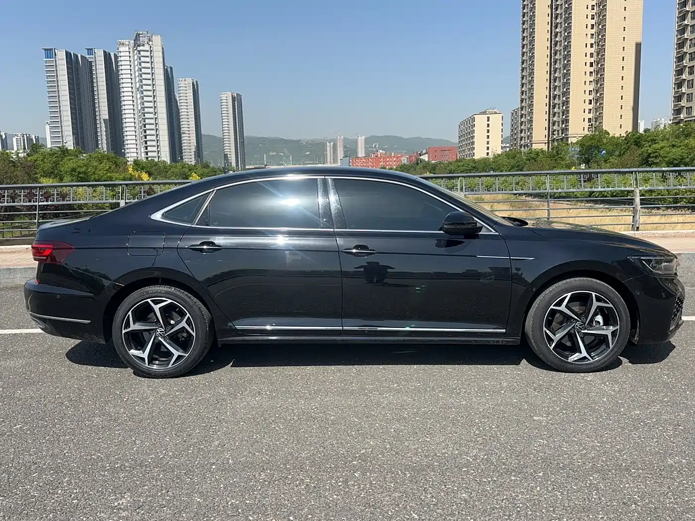 Volkswagen Passat 2023 330TSI Starlight Luxury Edition фото 6