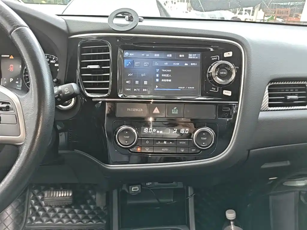 Mitsubishi Outlander (Import) 2014 2.4L 4WD Luxury Value Edition 5-seater фото 13