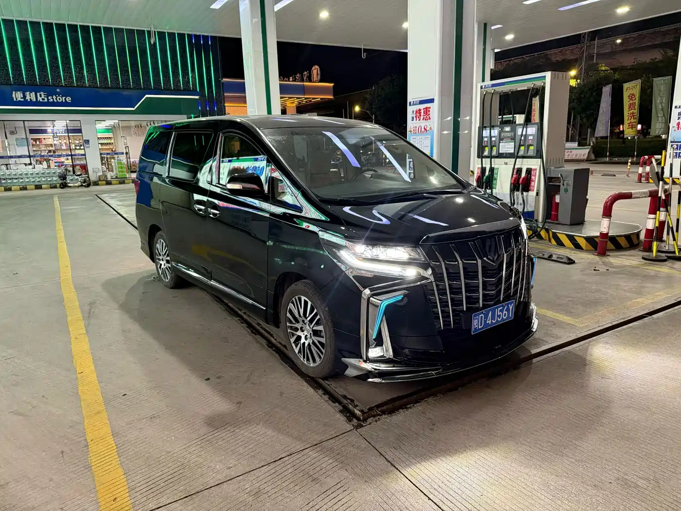 Фото 1 - Toyota Alphard