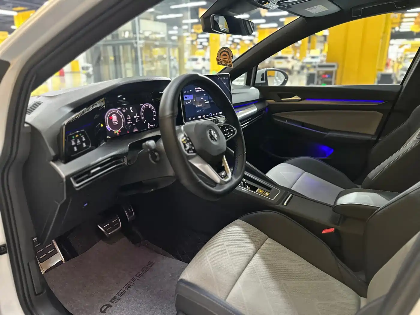 Volkswagen Golf 2025 Facelift 300TSI R-Line фото 6