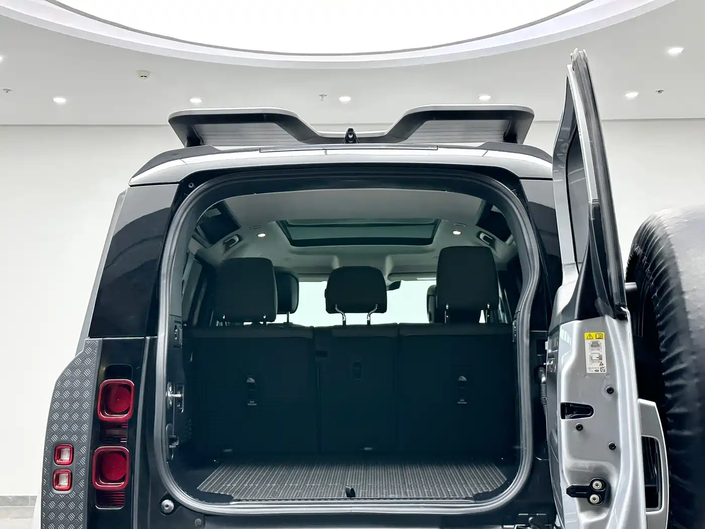 Land Rover Defender 2022 110 P400 Dark Special Edition фото 19