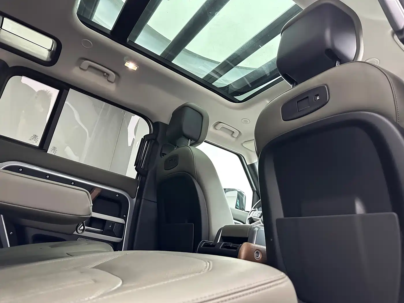 Land Rover Defender 2022 110 P400 Dark Special Edition фото 13