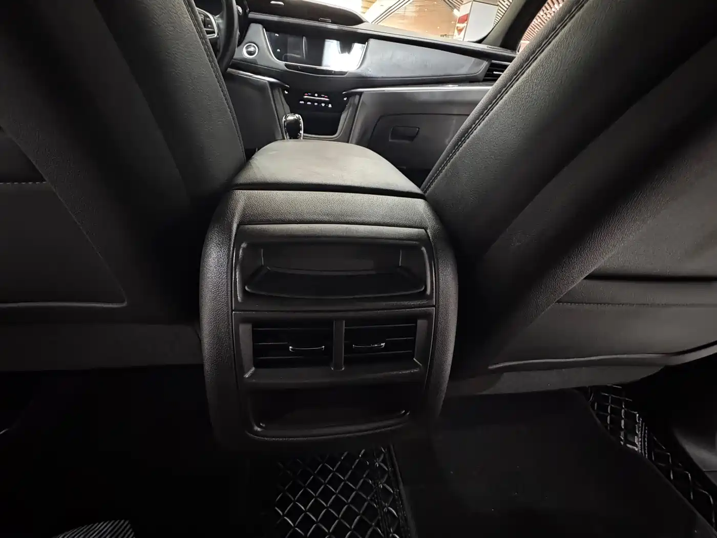 Cadillac XT5 2022 2.0T 2WD Luxury фото 8