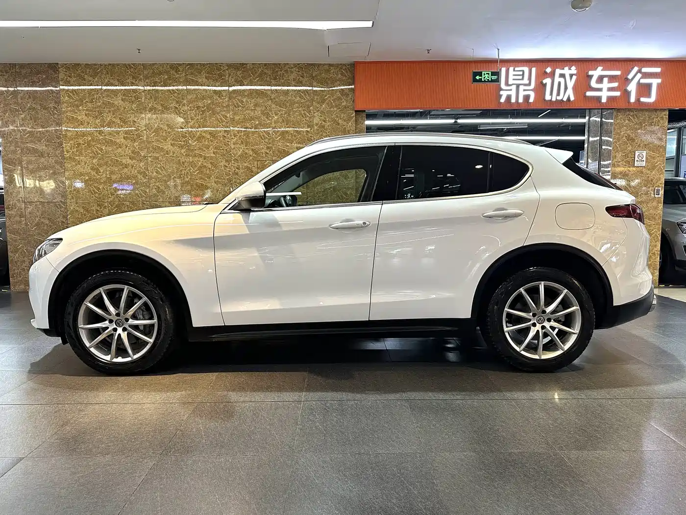 Alfa Romeo Stelvio 2018 2017 2.0T 200HP Luxury Edition