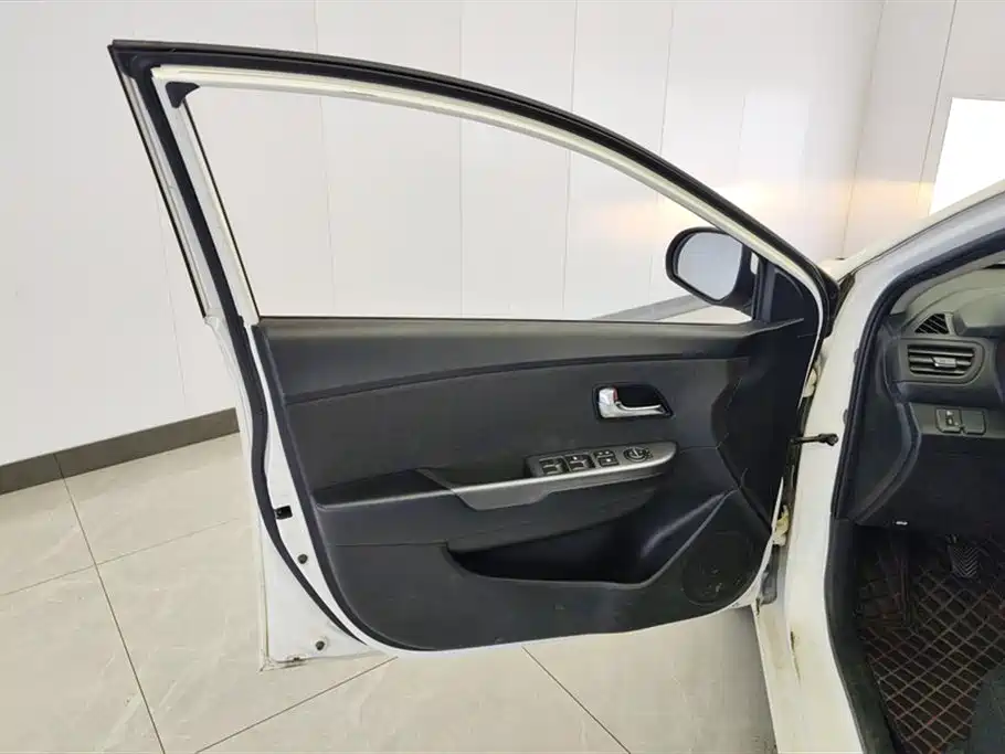 Kia K2 2015 Sedan 1.4L MT GLS фото 7