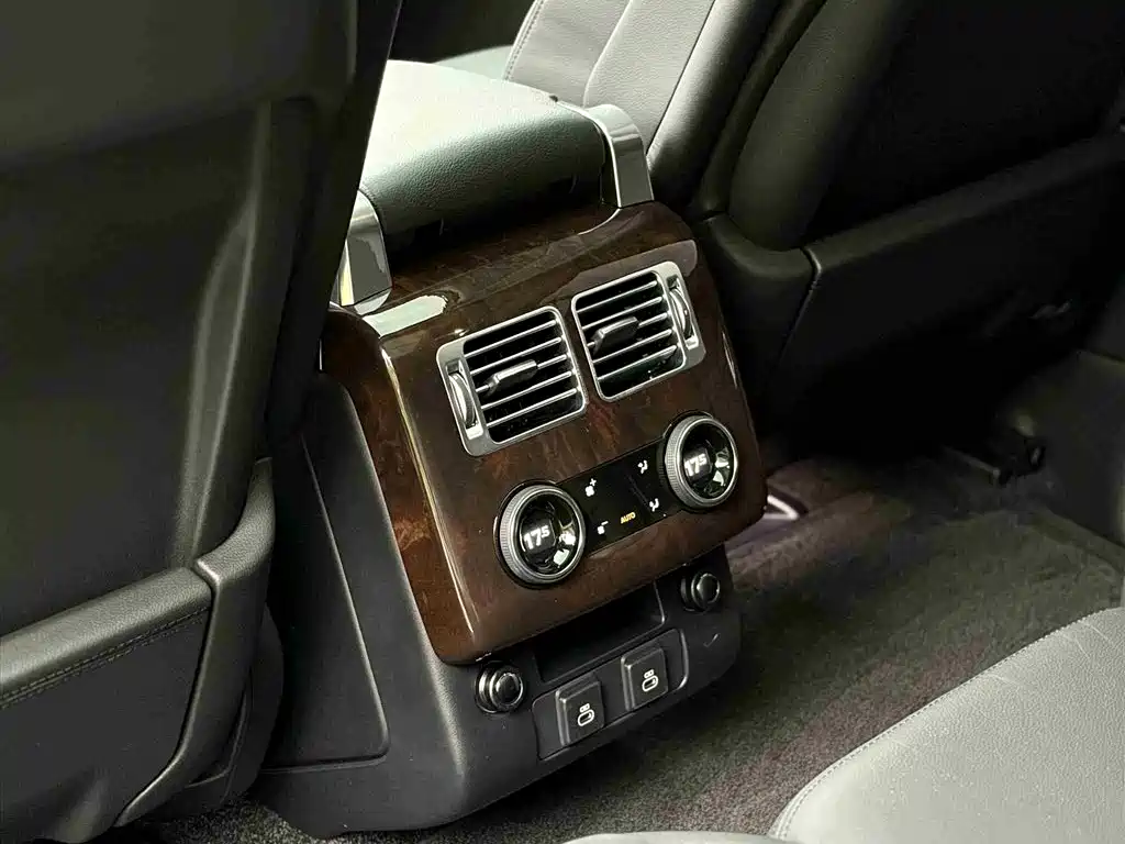 Land Rover Range Rover 2021 3.0 L6 Golden Age Edition фото 18
