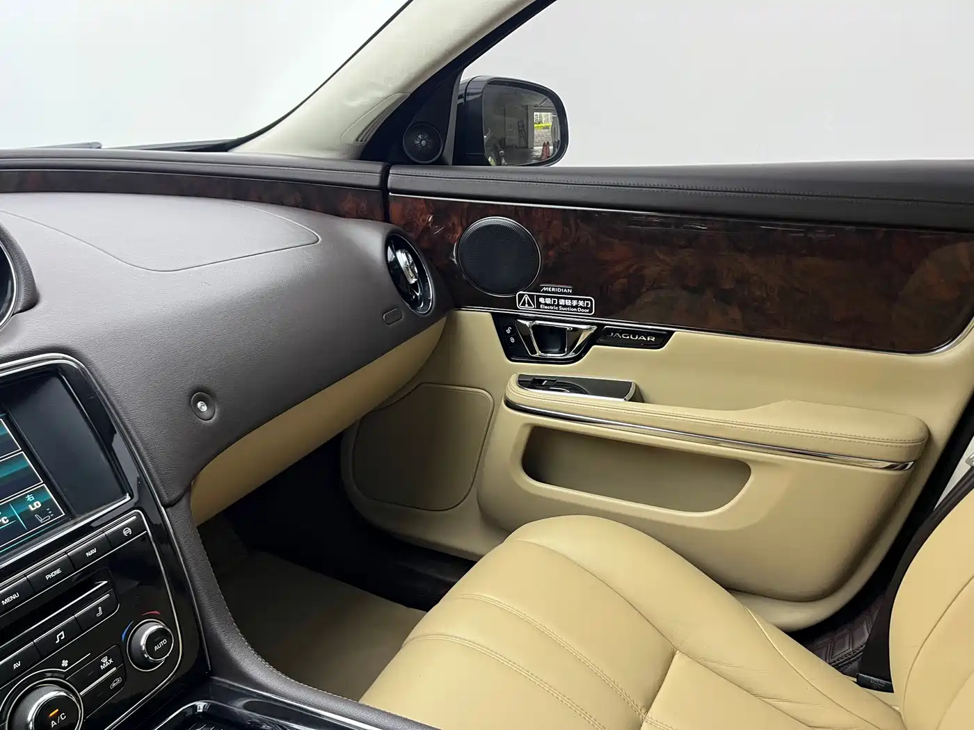 Jaguar XJ 2015 XJL 3.0 SC 2WD Panorama Business Edition фото 11