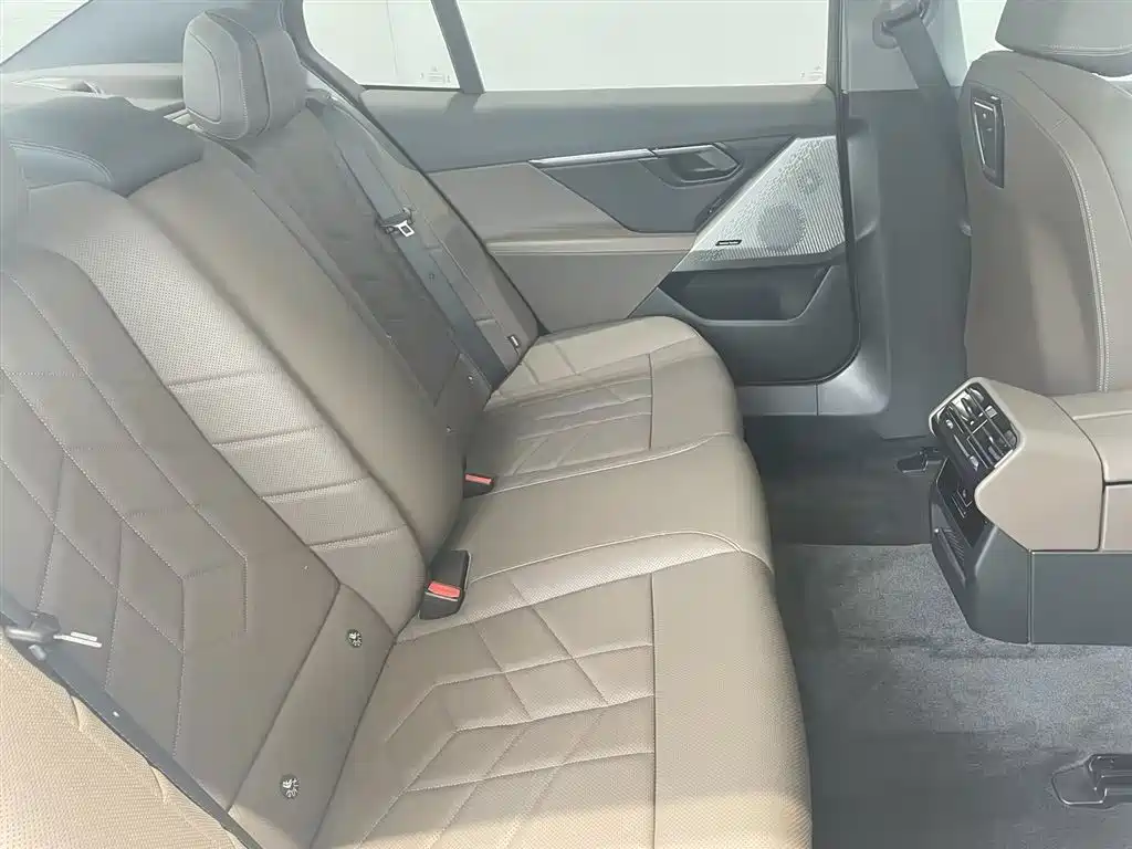BMW 5 Series 2025 530Li Leading M Sport Package фото 11