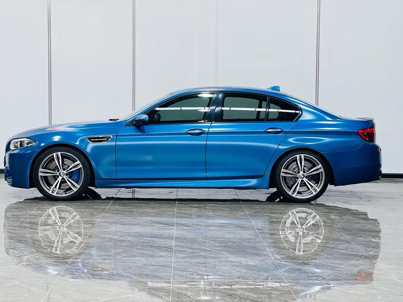 BMW M5 2014 M5 Year of the Horse Limited Edition фото 4