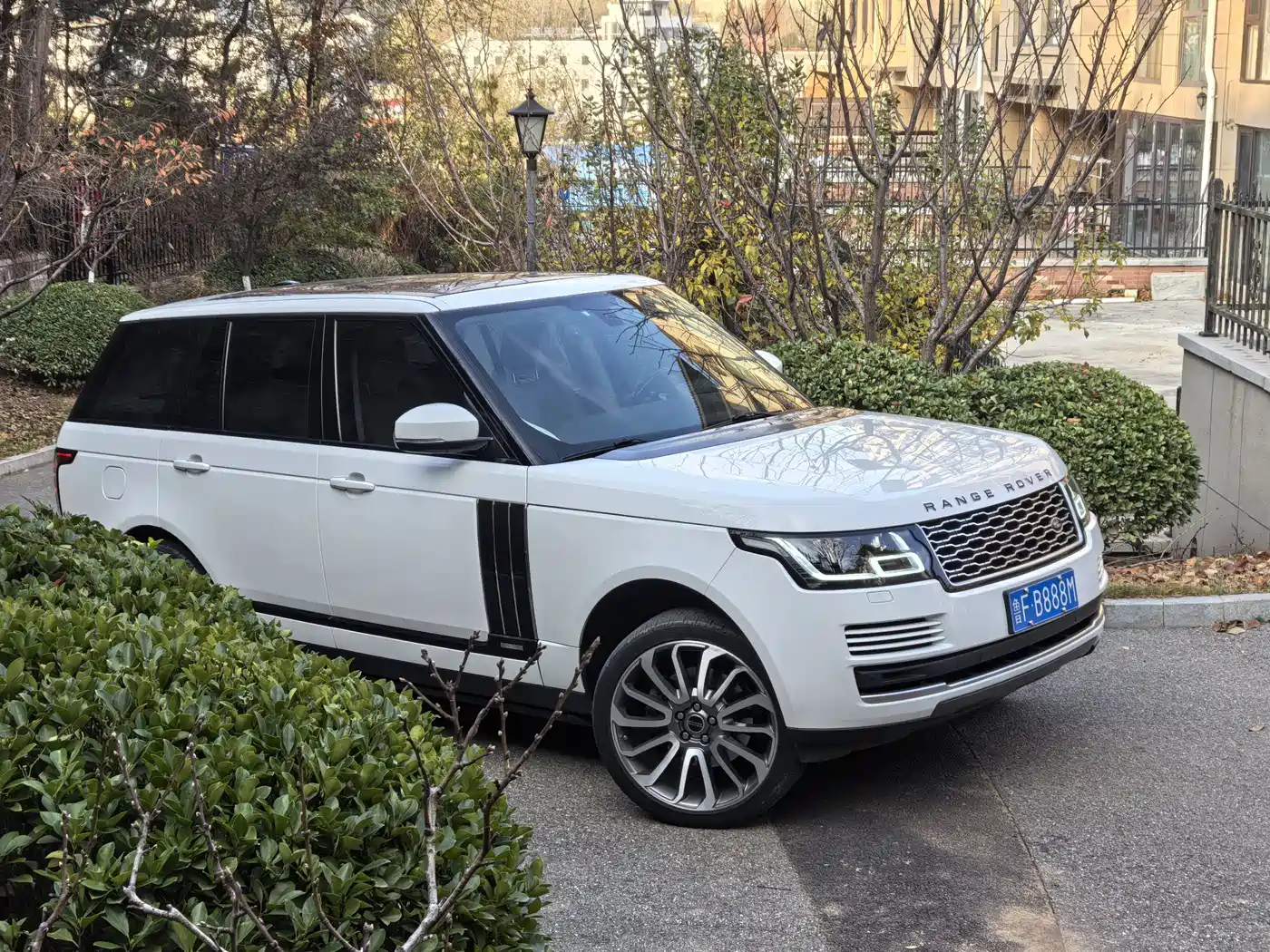 Land Rover Range Rover 2017 3.0 SC V6 Golden Age Edition фото 4
