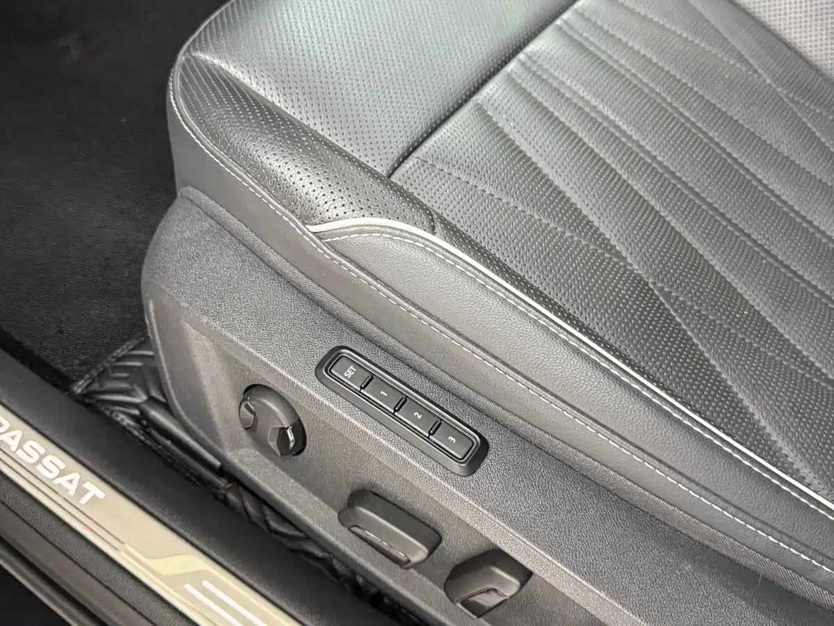 Volkswagen Passat 2023 330TSI Luxury Edition фото 5