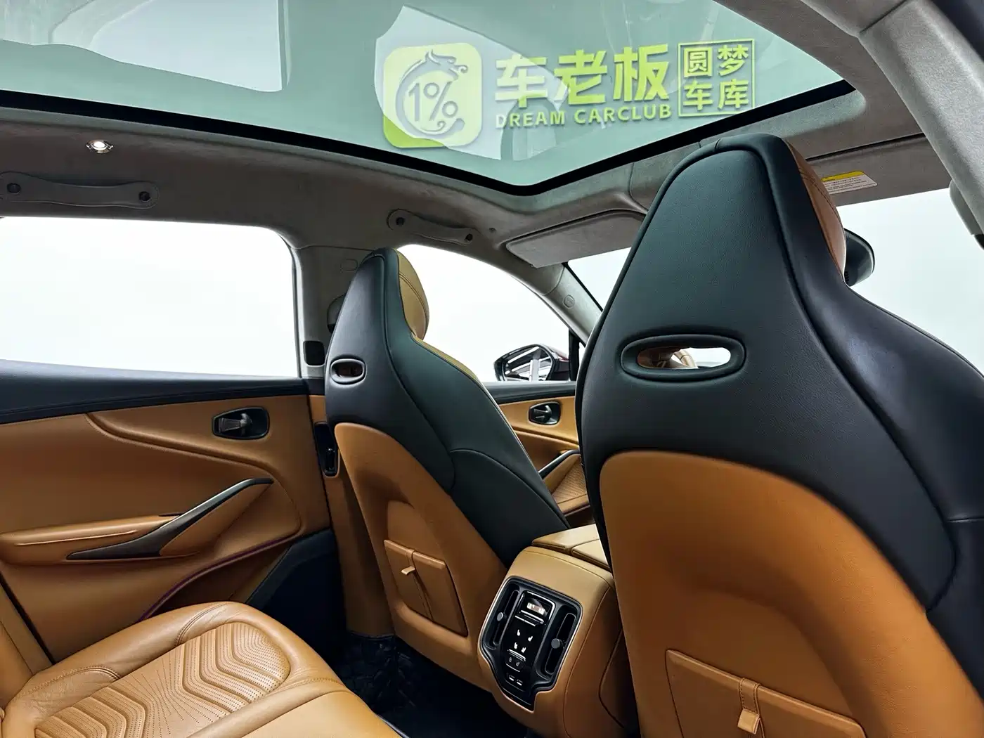 Фото 25 - Aston Martin DBX