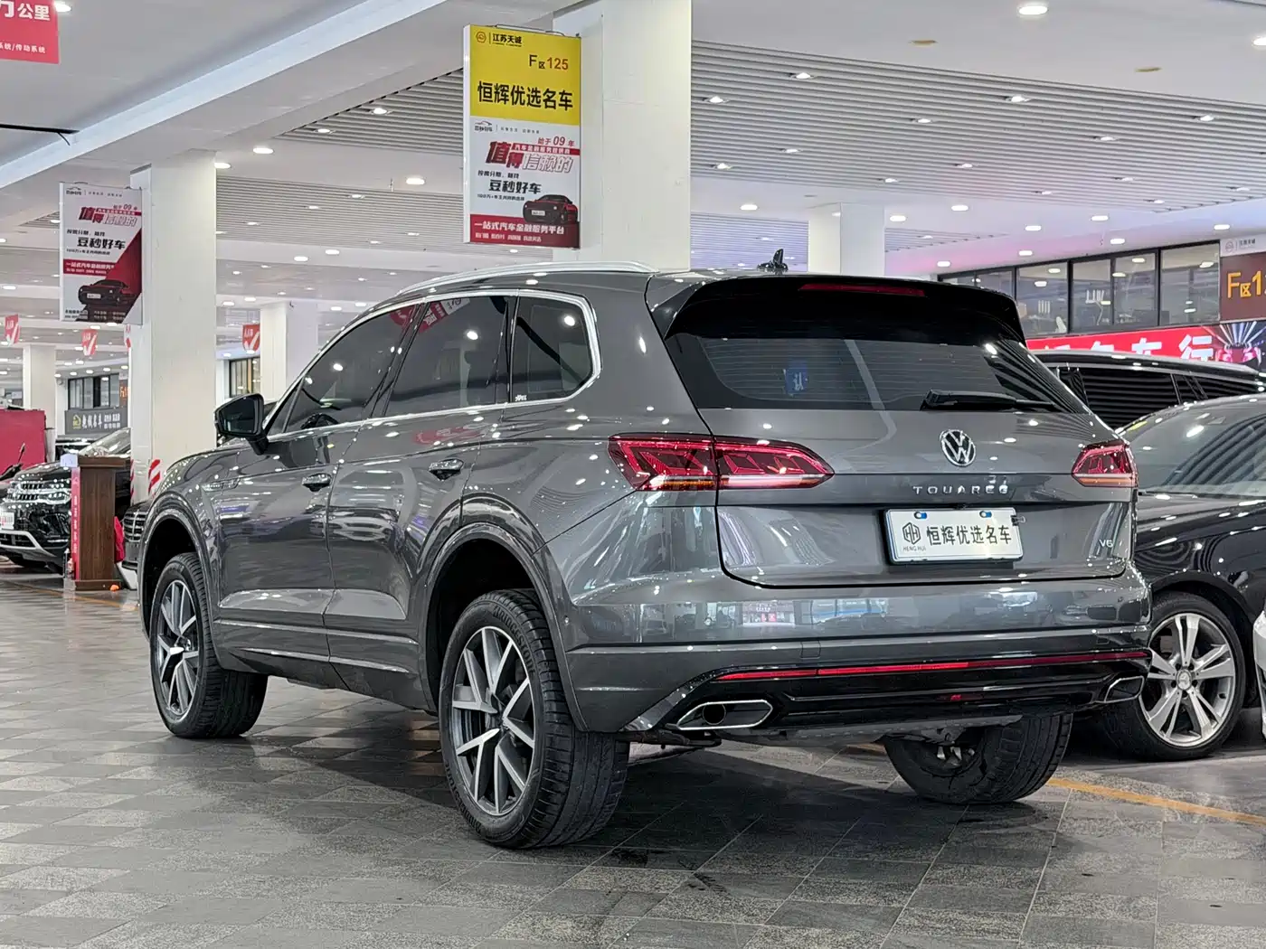 Volkswagen Touareg 2023 3.0TSI R-Line Classic Sports Package фото 4